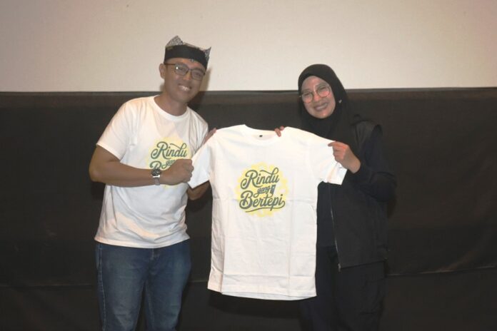 1000124616 Bupati Banyuwangi Ipuk Fiestiandani usai menonton film “Rindu yang Bertepi”. (Foto/Humas Pemkab Banyuwangi)