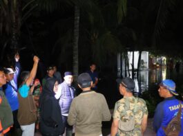 Bupati Banyuwangi Ipuk Fiestiandani mengecek banjir rob di Desa Wringinputih, Kecamatan Muncar, Minggu (21/12/2024) malam. (Foto/Humas Pemkab Banyuwangi)