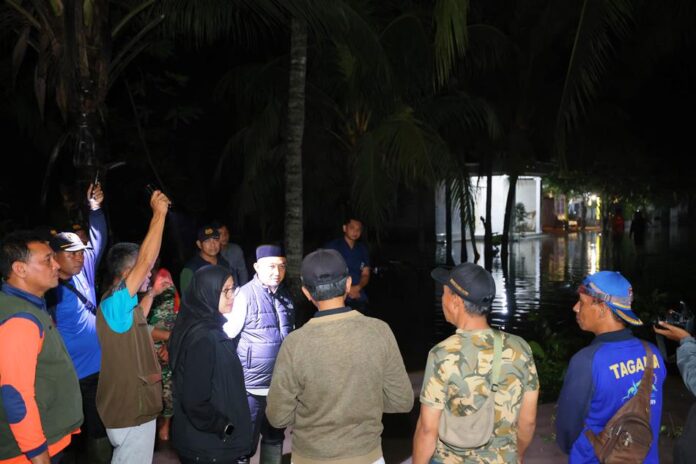 Bupati Banyuwangi Ipuk Fiestiandani mengecek banjir rob di Desa Wringinputih, Kecamatan Muncar, Minggu (21/12/2024) malam. (Foto/Humas Pemkab Banyuwangi)