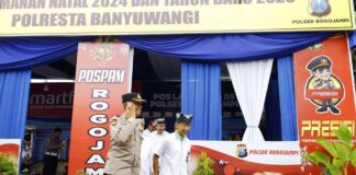 Pj. Sekda Banyuwangi Guntur Priambodo menyambangi posko pengamanan Nataru, Rabu (25/12/2024). (Foto/Humas Pemkab Banyuwangi)