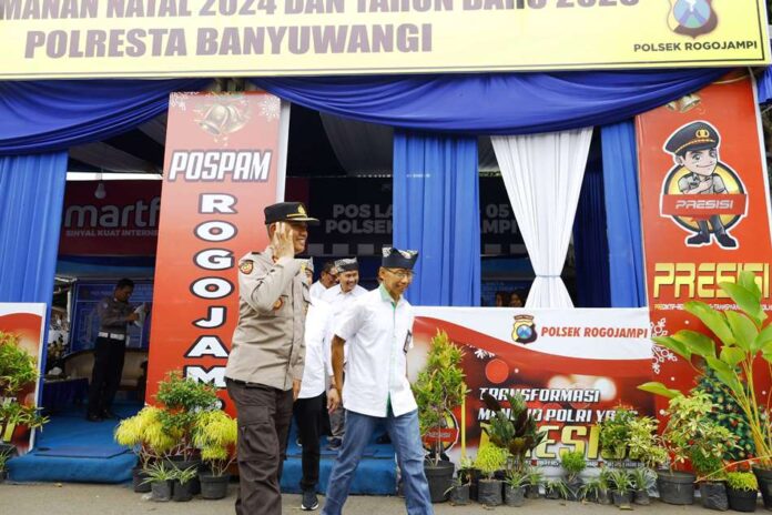 1000135716 Pj. Sekda Banyuwangi Guntur Priambodo menyambangi posko pengamanan Nataru, Rabu (25/12/2024). (Foto/Humas Pemkab Banyuwangi)