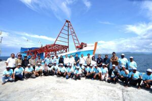 Nelayan Banyuwangi menerima kapal ikan dari KKP di dermaga Masami, Desa Ketapang, Kecamatan Kalipuro, Jumat (27/12/2024) 