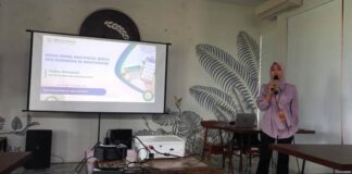 Staf BPJS Kesehatan Banyuwangi memaparkan kemajuan layanan kepesertaaan JKN dalam media workshop, Kamis (5/12/2024). (Foto/udi)