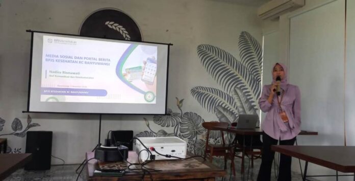Staf BPJS Kesehatan Banyuwangi memaparkan kemajuan layanan kepesertaaan JKN dalam media workshop, Kamis (5/12/2024). (Foto/udi)