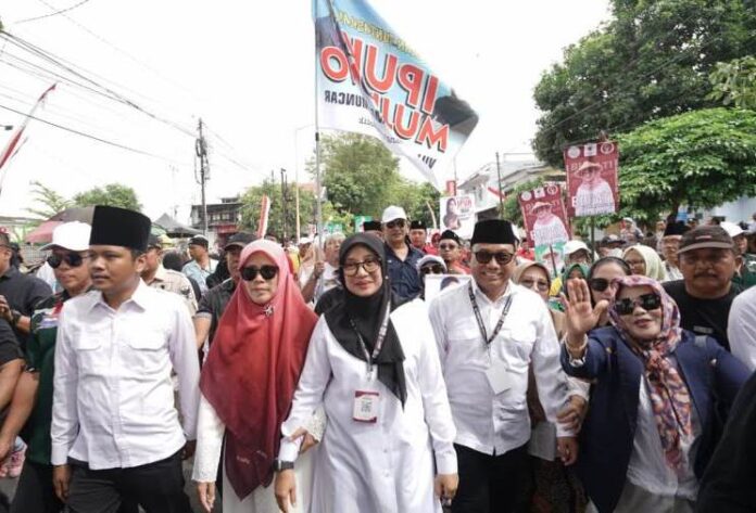 WhatsApp Image 2024-12-03 at 19.01.59 Pasangan Ipuk-Mujiono saat mendaftar Cabup-cawabup ke KPU Banyuwangi, 28 Agustus 2024. (Foto/dok)