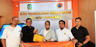 Jajaran REI Komisariat Banyuwangi menyerahkan bantuan CSR ke BPBD Banyuwangi, Kamis (19/12/2024). (Foto/ist)