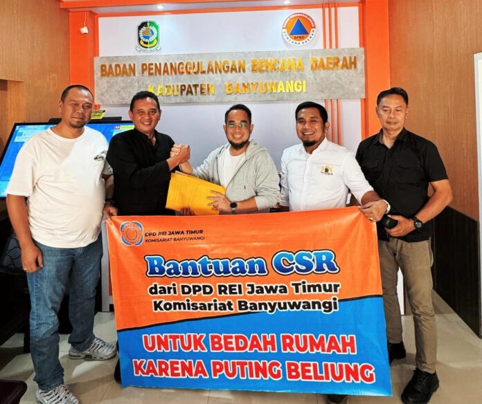 Jajaran REI Komisariat Banyuwangi menyerahkan bantuan CSR ke BPBD Banyuwangi, Kamis (19/12/2024). (Foto/ist)