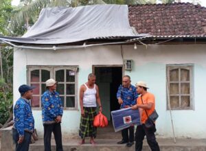 Jajaran REI Banyuwangi bersama BPBD menyalurkan bantuan ke warga terdampak bencana. (Foto/ist) 