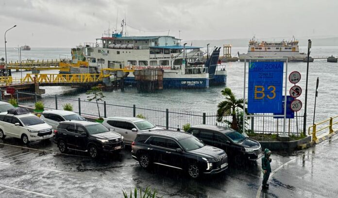 Arus kendaraan dan penumpang yang akan menyeberang ke Bali mulai padat di Pelabuhan Ketapang, Banyuwangi, Minggu (22/12/2024). (Foto/ASDP Ketapang)