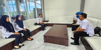 Petugas BPJS Kesehatan Cabang Banyuwangi melakukan rekonsiliasi data peserta JKN di API Banyuwangi. (Foto/ist)