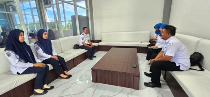 WhatsApp Image 2024-12-25 at 02.49.18 Petugas BPJS Kesehatan Cabang Banyuwangi melakukan rekonsiliasi data peserta JKN di API Banyuwangi. (Foto/ist)