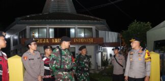 Kapolresta Banyuwangi Kombes Pol. Rama Samtama Putra memantau pengamanan di sejumlah Gereja, Rabu (25/12/2024) malam. (Foto/ist)