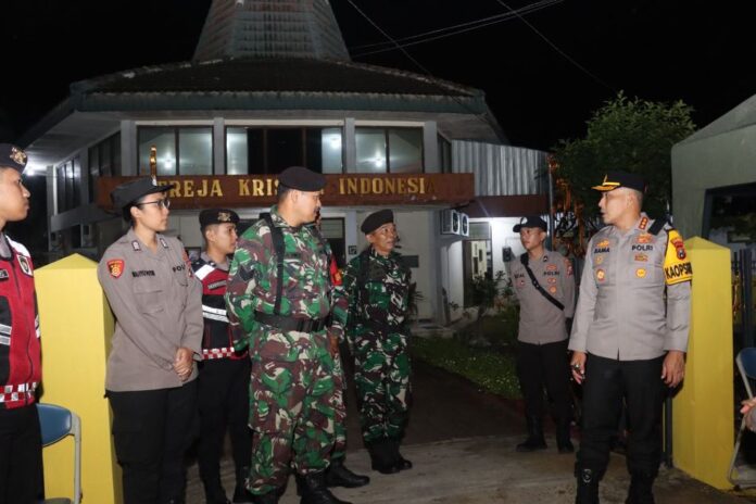 Kapolresta Banyuwangi Kombes Pol. Rama Samtama Putra memantau pengamanan di sejumlah Gereja, Rabu (25/12/2024) malam. (Foto/ist)