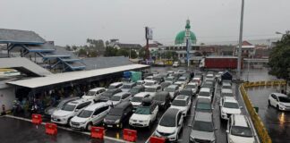 Kepadatan kendaraan yang akan menyeberang ke Bali dari Pelabuhan Ketapang, Banyuwangi saat libur Natal. (Foto/dok)