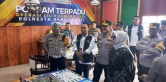 Komisioner Kompolnas Irjen Purn. Ida Oetari Pornamasasi meninjau proses pengamanan Nataru di Pelabuhan Ketapang, Banyuwangi, Sabtu (28/12/2024). (Foto/udi)