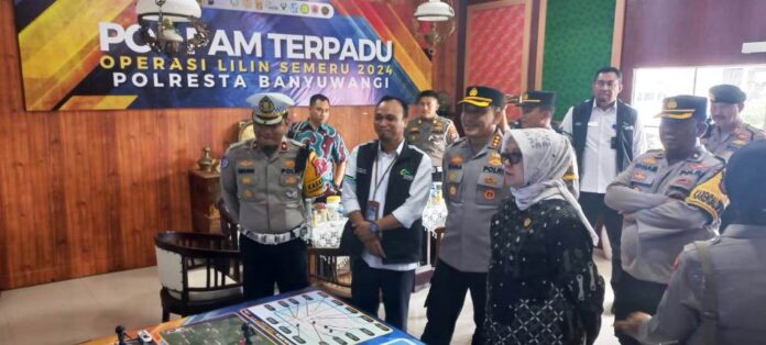 Komisioner Kompolnas Irjen Purn. Ida Oetari Pornamasasi meninjau proses pengamanan Nataru di Pelabuhan Ketapang, Banyuwangi, Sabtu (28/12/2024). (Foto/udi)