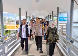 Komisioner Kompolnas Irjen Purn. Ida Oetari Pornamasasi meninjau proses pengamanan Nataru di Pelabuhan Ketapang, Banyuwangi, Sabtu (28/12/2024). (Foto/udi) 