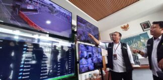 GM ASDP Ketapang, Banyuwangi Yani Andriyanto (kiri) memantau aktivitas pelabuhan melalui layar monitor, Sabtu (28/12/2024). (Foto/udi)