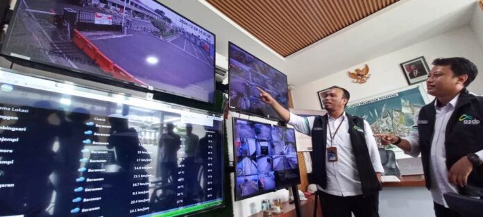 WhatsApp Image 2024-12-28 at 08.41.44 GM ASDP Ketapang, Banyuwangi Yani Andriyanto (kiri) memantau aktivitas pelabuhan melalui layar monitor, Sabtu (28/12/2024). (Foto/udi)