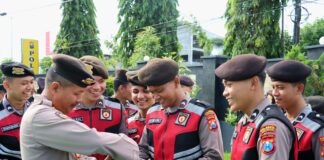 Anggota Polresta Banyuwangi menjalani sidak ponsel mengantisipasi terlibat judol, Sabtu (28/12/2024). (Foto/Humas Polresta Banyuwangi)