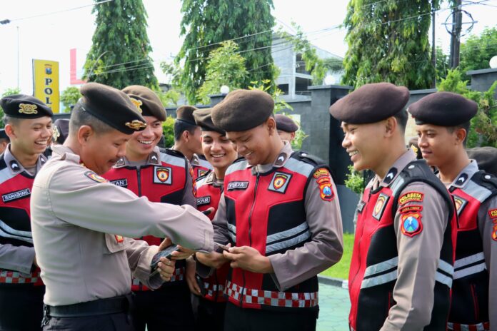 WhatsApp Image 2024-12-28 at 08.46.52 Anggota Polresta Banyuwangi menjalani sidak ponsel mengantisipasi terlibat judol, Sabtu (28/12/2024). (Foto/Humas Polresta Banyuwangi)