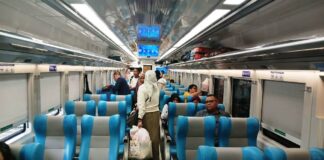 Penumpang menikmati angkutan KA di wilayah Daop 9 Jember. (Foto/dok)