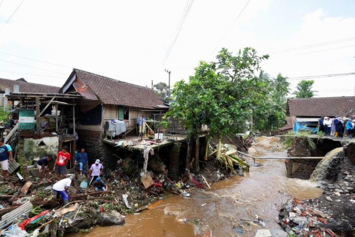 Banjir melanda kawasan Kalibaru, Banyuwangi akibat luapan sungai, tahun 2020 silam. (Foto/dok)