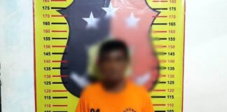 Tersangka pencabulan anak tiri diamankan ke Polsek Purwoharjo, Banyuwangi. (Foto/ist)