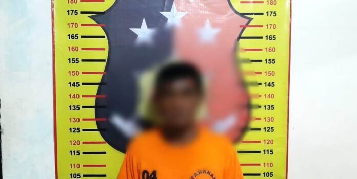 Tersangka pencabulan anak tiri diamankan ke Polsek Purwoharjo, Banyuwangi. (Foto/ist)