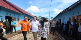 Pj Gubernur Jatim Adhy Karyono bersama Bupati Banyuwangi Ipuk Fiestiandani melihat kondisi huntap korban banjir di Desa Kalibaru Wetan, Kecamatan Kalibaru, Senin (23/12/2024). (Foto/Humas Pemkab Banyuwangi)