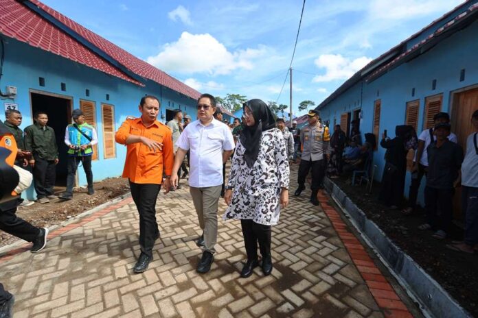 Pj Gubernur Jatim Adhy Karyono bersama Bupati Banyuwangi Ipuk Fiestiandani melihat kondisi huntap korban banjir di Desa Kalibaru Wetan, Kecamatan Kalibaru, Senin (23/12/2024). (Foto/Humas Pemkab Banyuwangi)