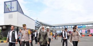 Komisioner Kompolnas Irjen (Purn) Ida Oetari Pornamasasi (tengah) memberikan keterangan kepada wartawan usai meninjau pengamanan Pelabuhan Ketapang, Sabtu (28/12/2024). (Foto/udi)