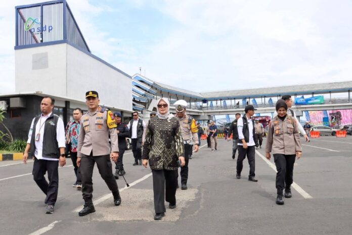 kompolnas Komisioner Kompolnas Irjen (Purn) Ida Oetari Pornamasasi (tengah) memberikan keterangan kepada wartawan usai meninjau pengamanan Pelabuhan Ketapang, Sabtu (28/12/2024). (Foto/udi)