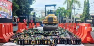 Sebanyak 6000 botol miras dimunashkan di Polresta Banyuwangi menjelang Nataru, Jumat (20/12/2024). (Foto/udi)