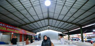 Bupati Banyuwangi Ipuk Fiestiandani mengecek Pasar Rogojampi yang selesai direvitalisasi, Rabu (18/12/2024). (Foto/Humas Pemkab Banyuwangi)