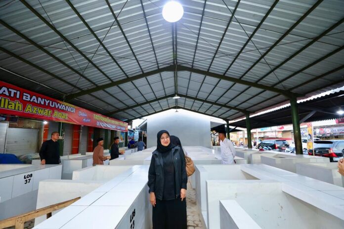 Bupati Banyuwangi Ipuk Fiestiandani mengecek Pasar Rogojampi yang selesai direvitalisasi, Rabu (18/12/2024). (Foto/Humas Pemkab Banyuwangi)
