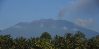 Gunung Raung, Banyuwangi mengalami erupsi, Selasa (24/12/2024). (Foto/udi)