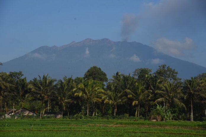 Gunung Raung, Banyuwangi mengalami erupsi, Selasa (24/12/2024). (Foto/udi)