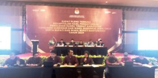 KPU Banyuwangi menggelar pleno terbuka rekapitulasi suara Pilkada serentak 2024, Selasa (3/12/2024). (Foto/udi)