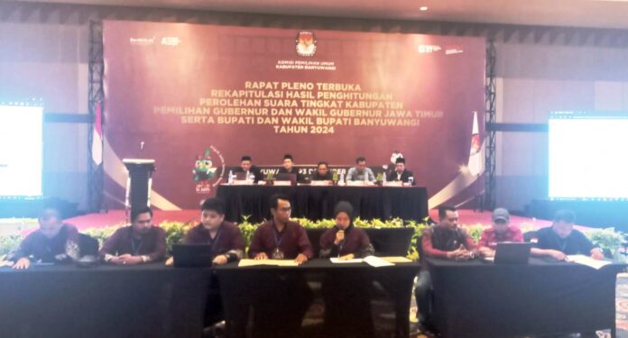 rekap KPU Banyuwangi menggelar pleno terbuka rekapitulasi suara Pilkada serentak 2024, Selasa (3/12/2024). (Foto/udi)