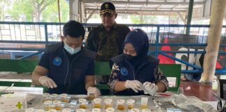 Petugas Sidokkes Polresta Banyuwangi melakukan pemeriksaan urine kepada para sopir di Terminal Bus Sritanjung, Jumat (20/12/2024). (Foto/Humas Polresta Banyuwangi)