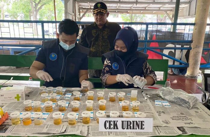 sopir tes urine Petugas Sidokkes Polresta Banyuwangi melakukan pemeriksaan urine kepada para sopir di Terminal Bus Sritanjung, Jumat (20/12/2024). (Foto/Humas Polresta Banyuwangi)