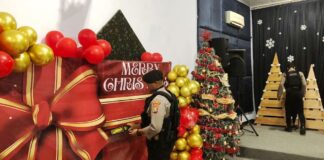 Personel Polresta Banyuwangi melakukan sterilisasi Gereja jelang ibadah Misa Natal, Senin (23/12/2024). (Foto/Humas Polresta Banyuwangi)