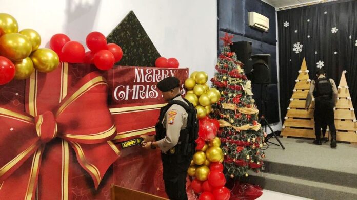 Personel Polresta Banyuwangi melakukan sterilisasi Gereja jelang ibadah Misa Natal, Senin (23/12/2024). (Foto/Humas Polresta Banyuwangi)