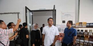 Wamentan Sudaryono mengunjungi pabrik pengolahan beras organik di Singojuruh, Banyuwangi, Minggu (5/1/2025). (Foto/Humas Pemkab Banyuwangi)
