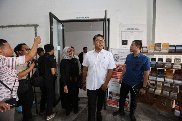 1000145949 Wamentan Sudaryono mengunjungi pabrik pengolahan beras organik di Singojuruh, Banyuwangi, Minggu (5/1/2025). (Foto/Humas Pemkab Banyuwangi)