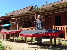 Warga Desa Kemiren, Kecamatan Glagah, Banyuwangi menggelar tradisi jemur kasur dalam rangkaian upacara bersih desa. (Foto/dok)