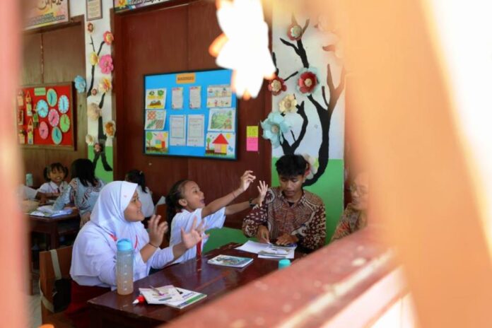 IMG-20241106-WA0043 Aktivitas belajar mengajar di salah satu sekolah di Kabupaten Banyuwangi. (Foto/Humas Pemkab Banyuwangi)