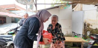 Bupati Banyuwangi Ipuk Fiestiandani menyerahkan bantuan sembako dalam Gerakan Banyuwangi Berbagi. (Foto/Humas Pemkab Banyuwangi)