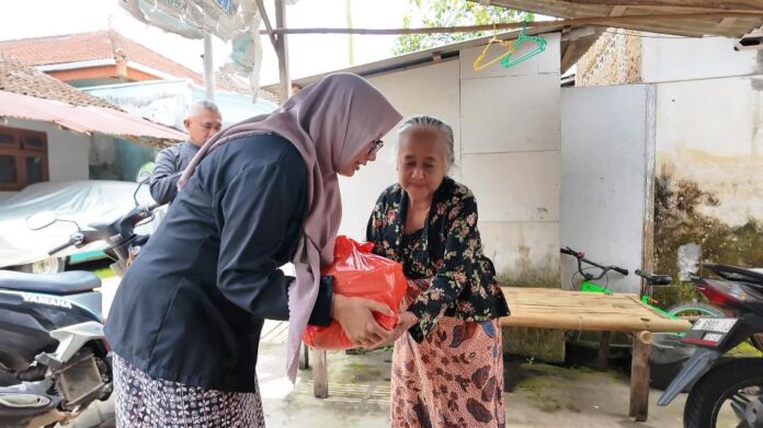 IMG-20250123-WA0145 Bupati Banyuwangi Ipuk Fiestiandani menyerahkan bantuan sembako dalam Gerakan Banyuwangi Berbagi. (Foto/Humas Pemkab Banyuwangi)